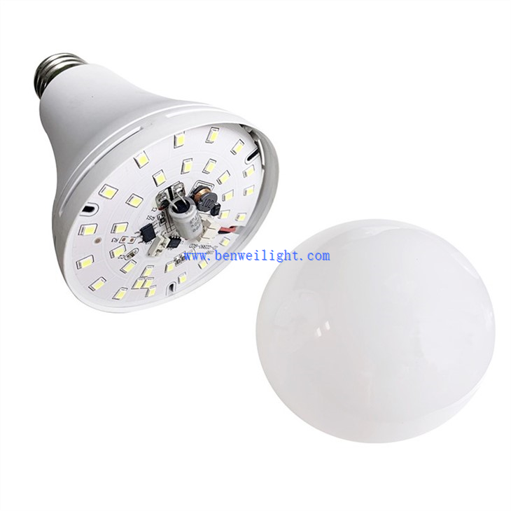 solar emergency charging lamp