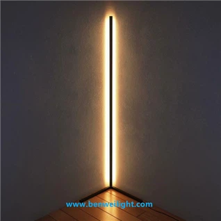 Moderná rohová stojaca lampa so stmievateľným svetlom
